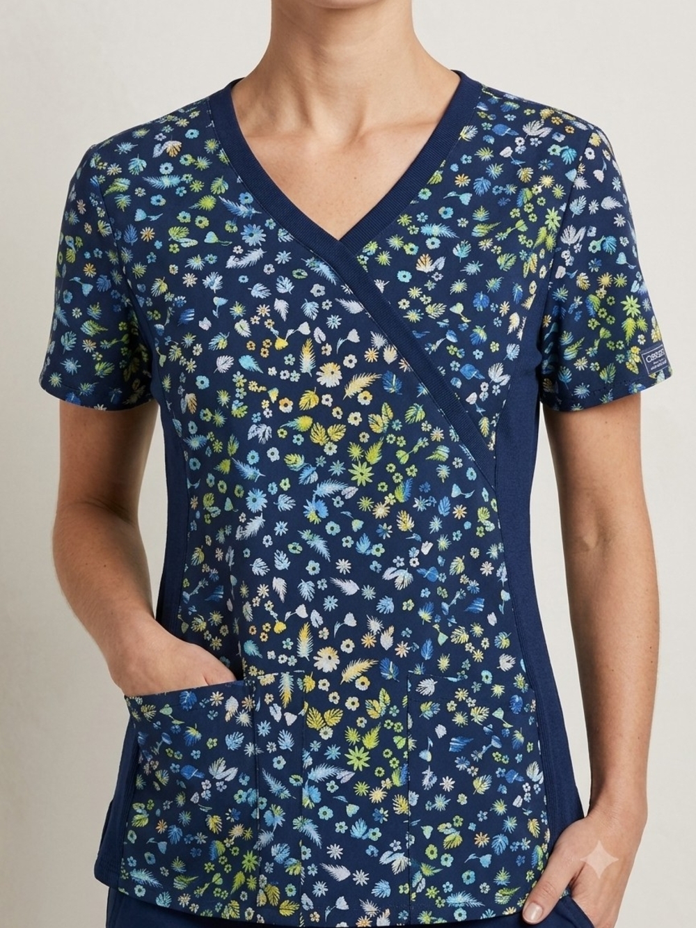 Filipina Médica Cherokee Cruzada Estampado Floral / Botánico